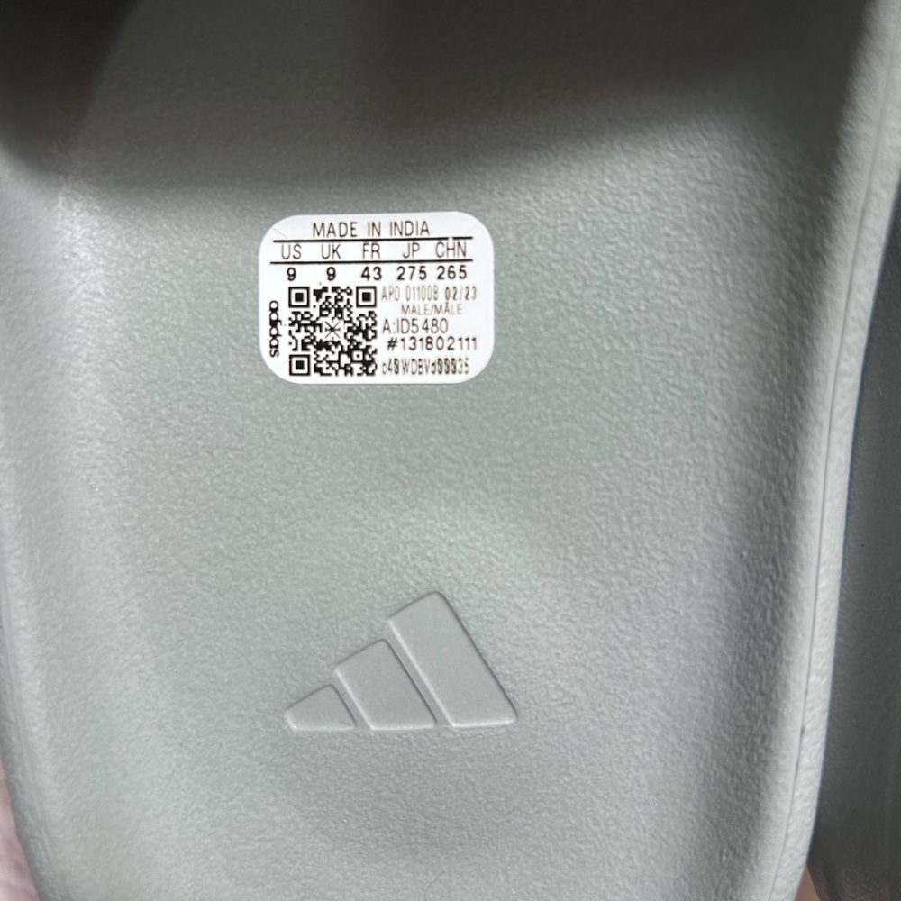 NIB Yeezy Slides Salt Size 9 **See Below** - Picture 5 of 8